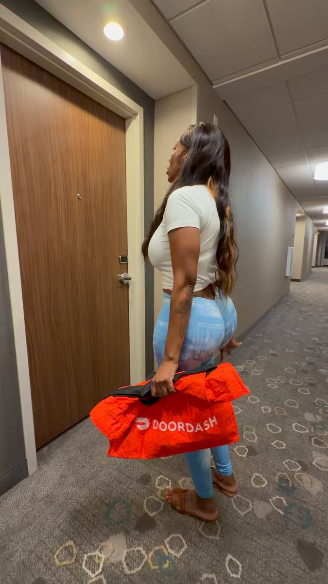 Every time I get a job, someone wants to fuck me at work 🥴